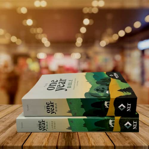 The One Year NLT Large Print Thinline Bible (Softcover) The Entire Bible in 365 Readings in the Clear and Trusted New Living Tra,New