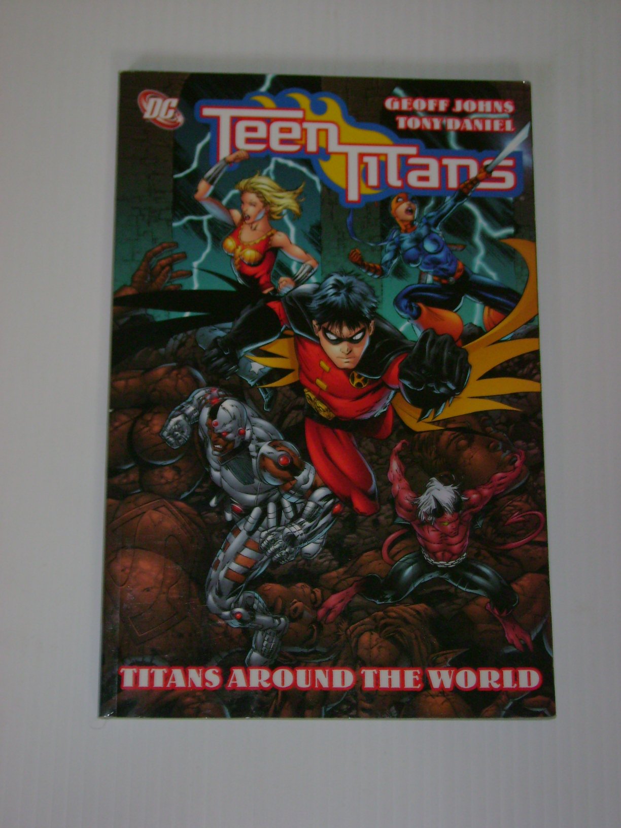 Teen Titans 6: Titans Around the World,New
