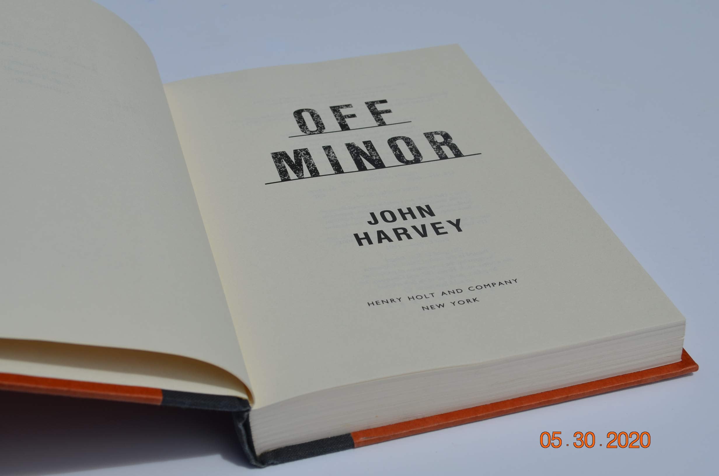 Off Minor: A Charlie Resnick Mystery,Used