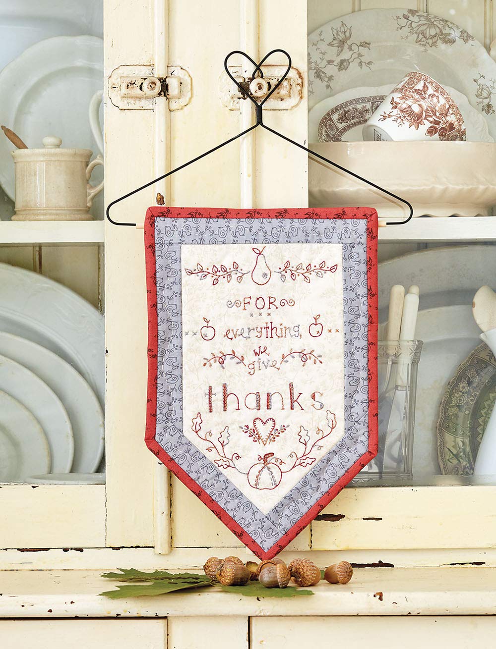 Changing Seasons: 17 Embroideries to Mix and Match,New