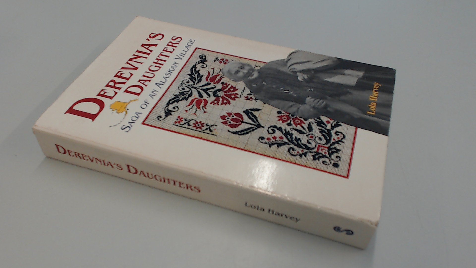 Derevnia'S Daughters: Saga Of An Alaskan Village