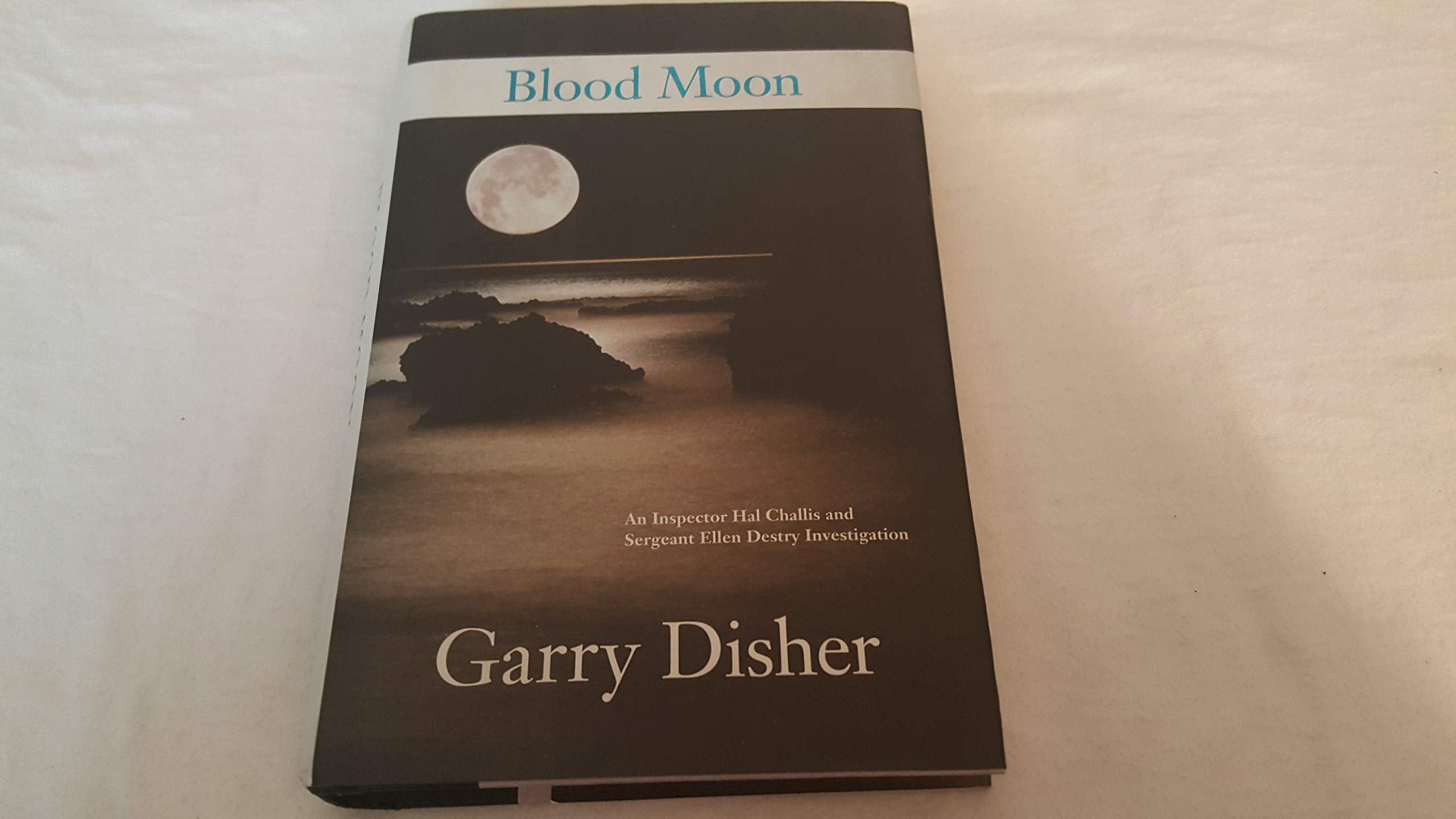 Blood Moon: An Inspector Hal Challis and Sergeant Ellen Destry Investigation,Used