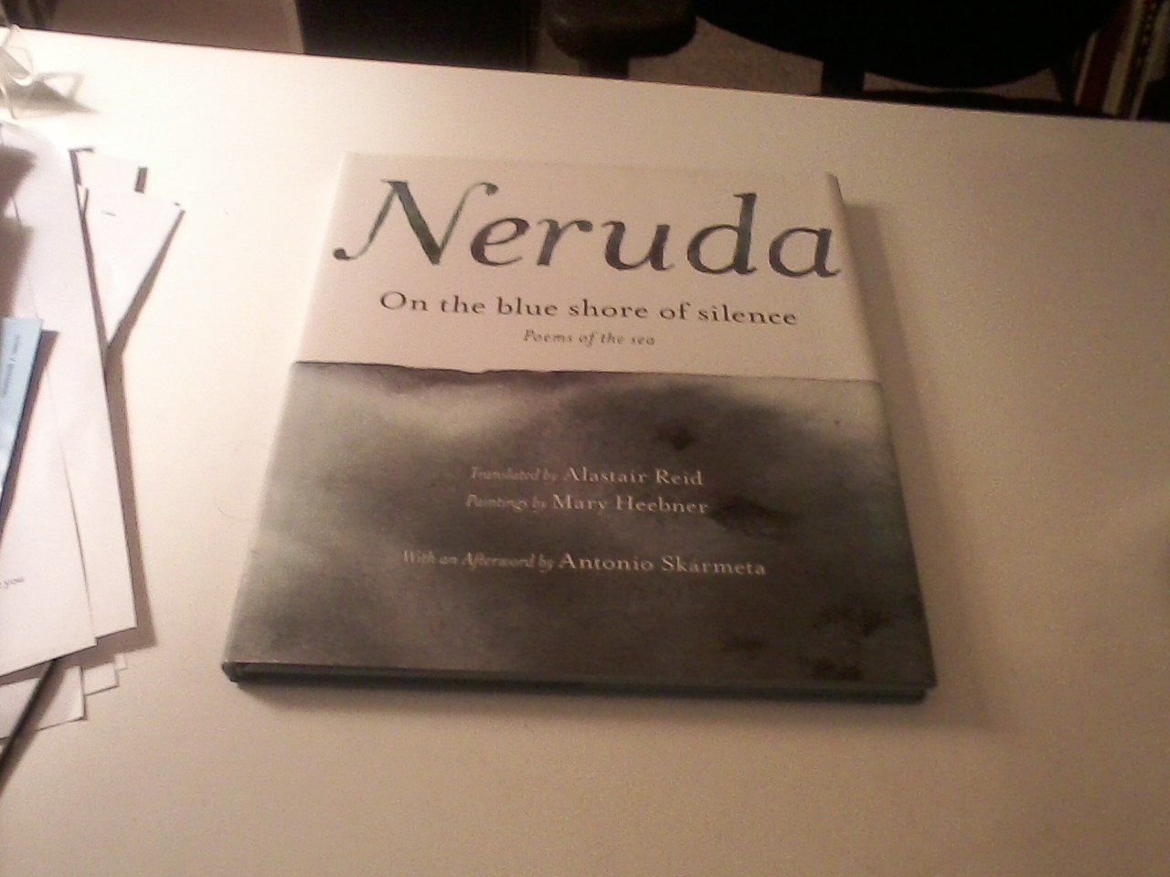 On the Blue Shore of Silence: Poemas frente al mar (Bilingual),New