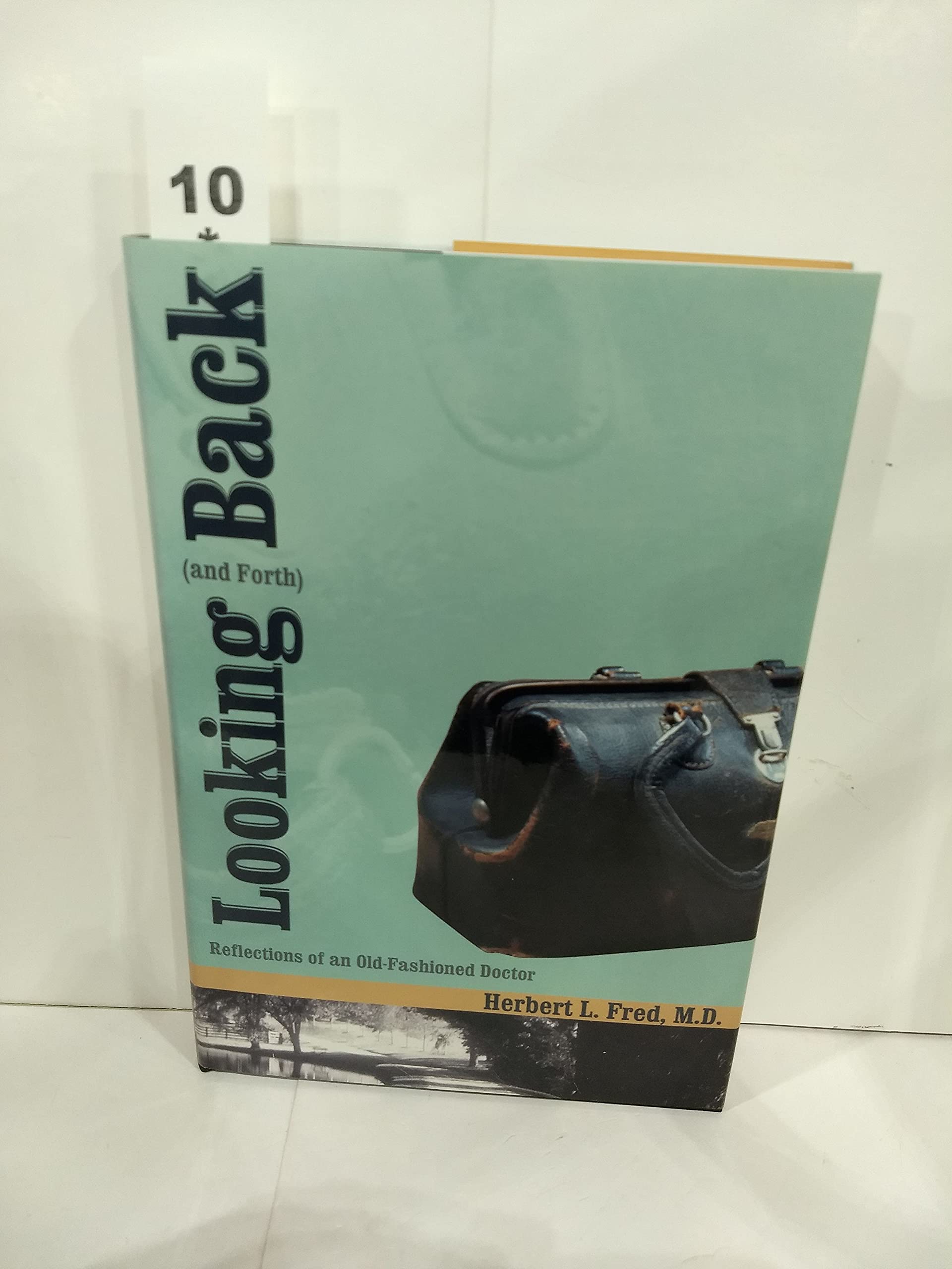 Looking Back (And Forth): Reflections Of An Oldfashioned Doctor,Used