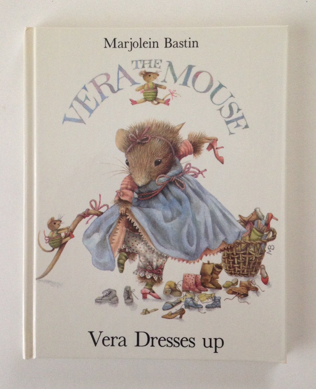 Vera Dresses Up (Vera the Mouse) (English and Dutch Edition),Used