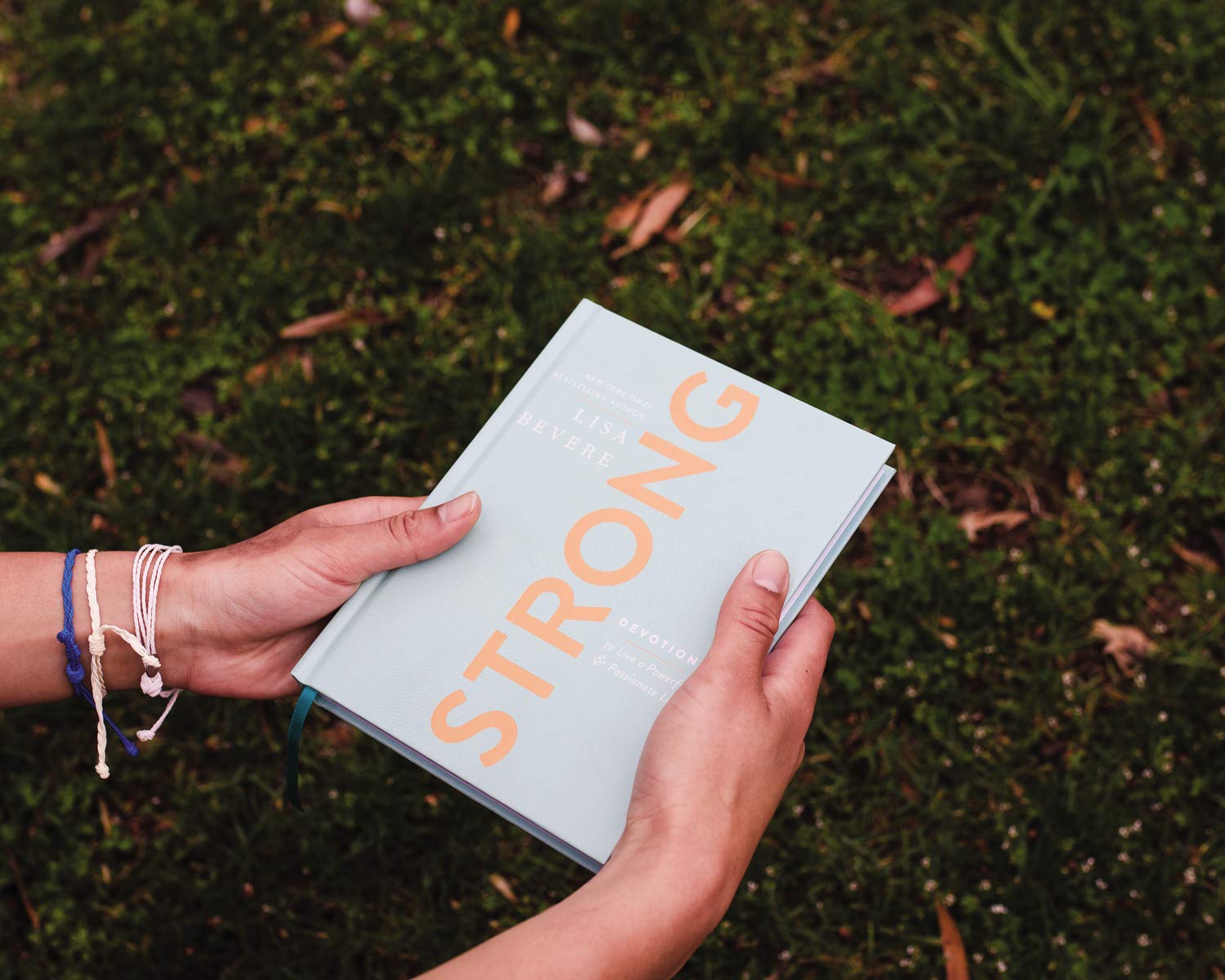 Strong: Devotions to Live a Powerful and Passionate Life (A 90Day Devotional),Used