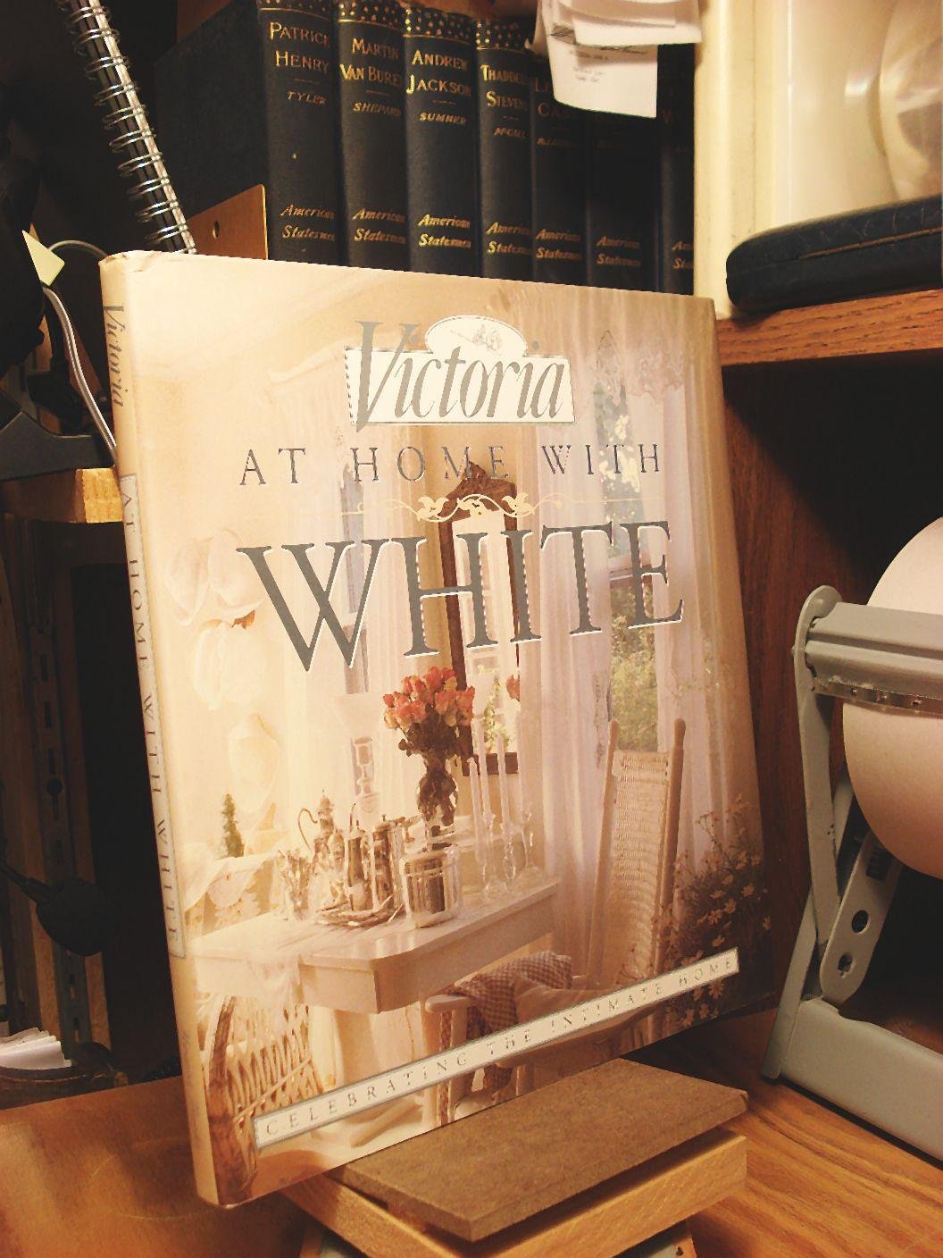 Victoria: At Home with White: Celebrating the Intimate Home,New