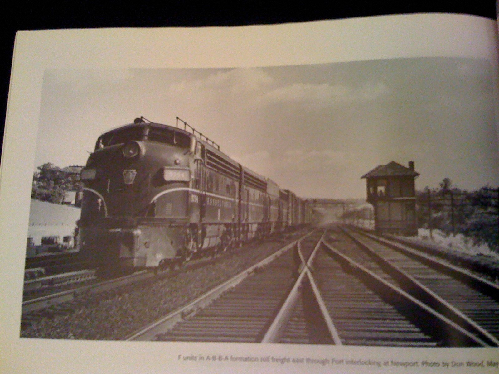 Heart of the Pennsylvania Railroad: The Main Line Philadelphia to Pittsburgh (Golden Years of Railroading),Used
