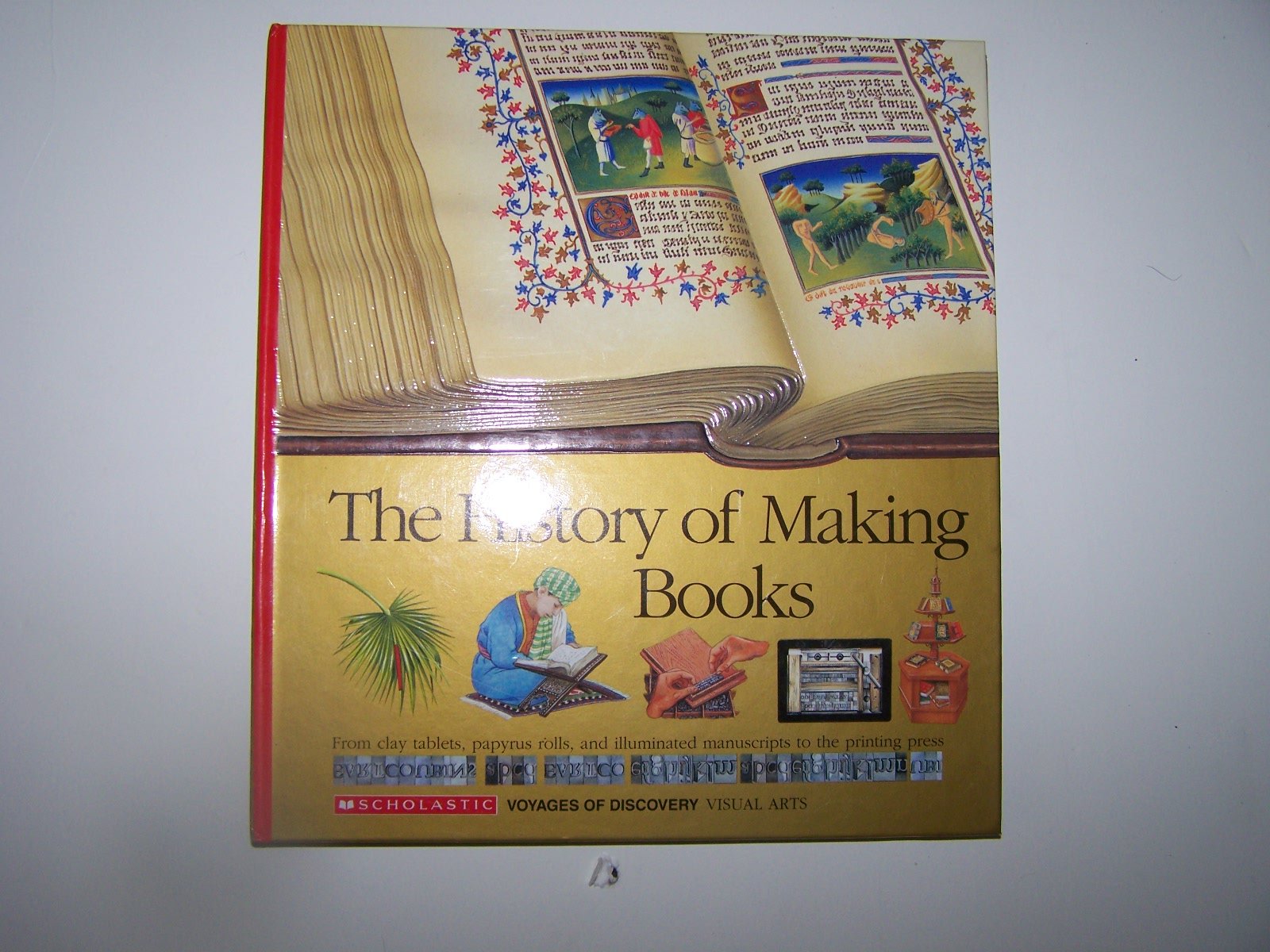 The History Of Making Books: From Clay Tablets, Papyrus Rolls, And Illuminated Manuscripts To The Printing Press (Scholastic Voy,New