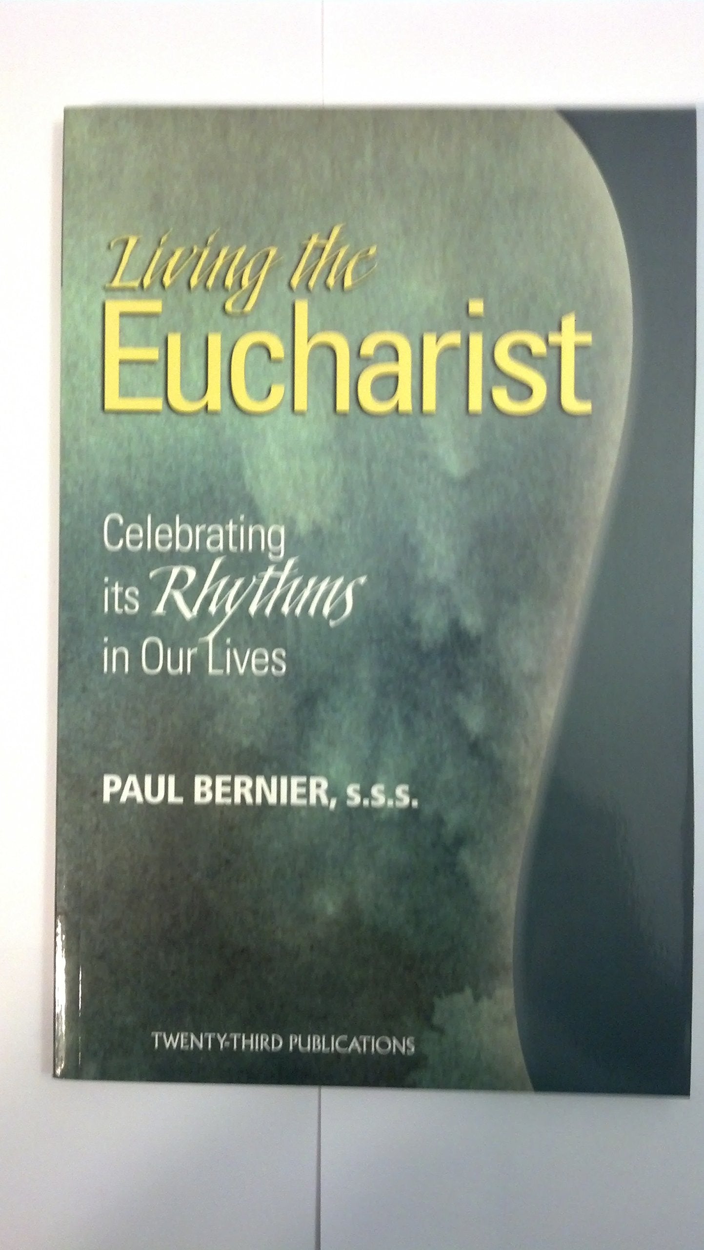 Living the Eucharist: Celebrating Its Rhythm in Our Lives,Used