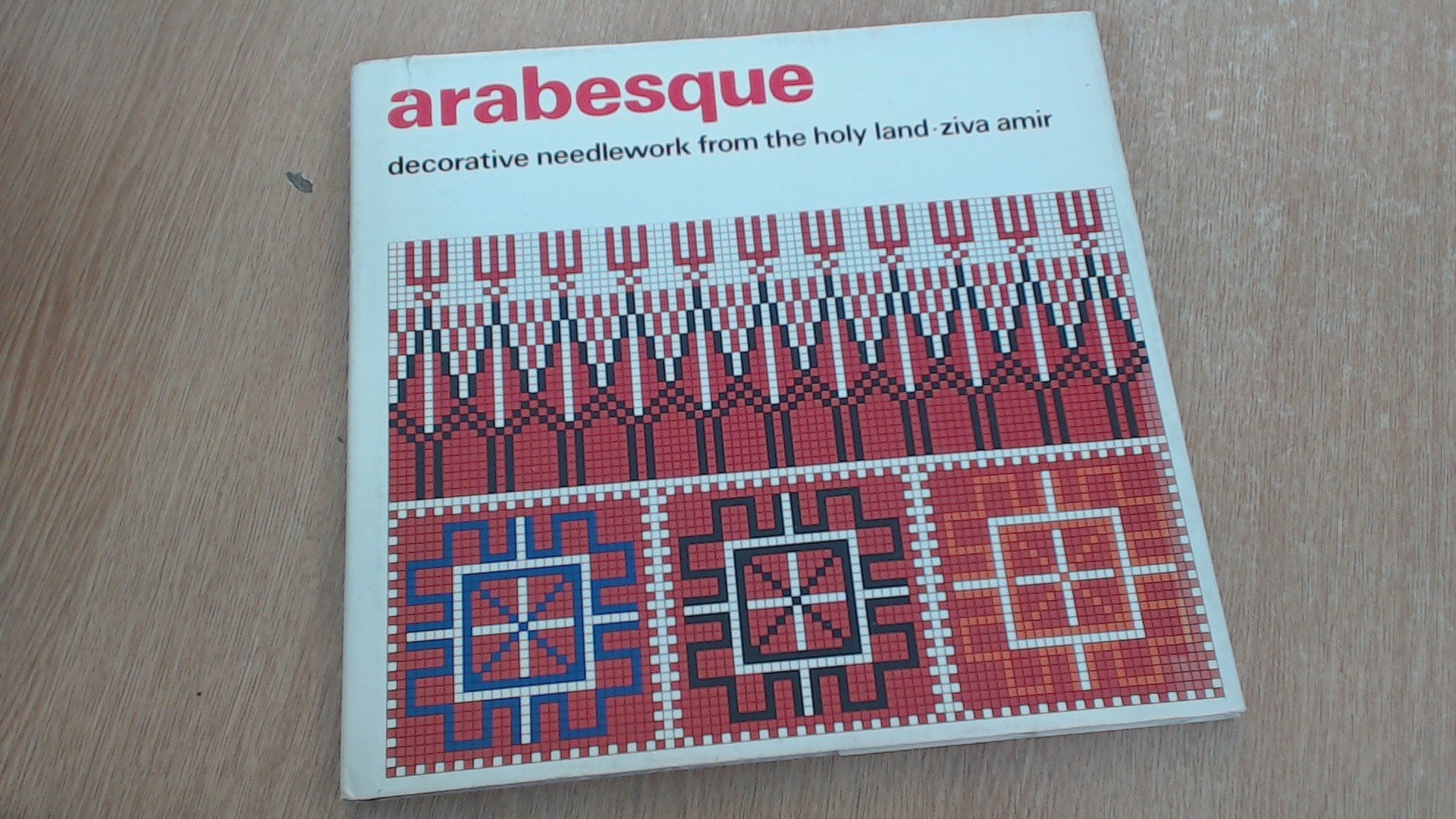 Arabesque: Decorative Needlework From The Holy Land,New