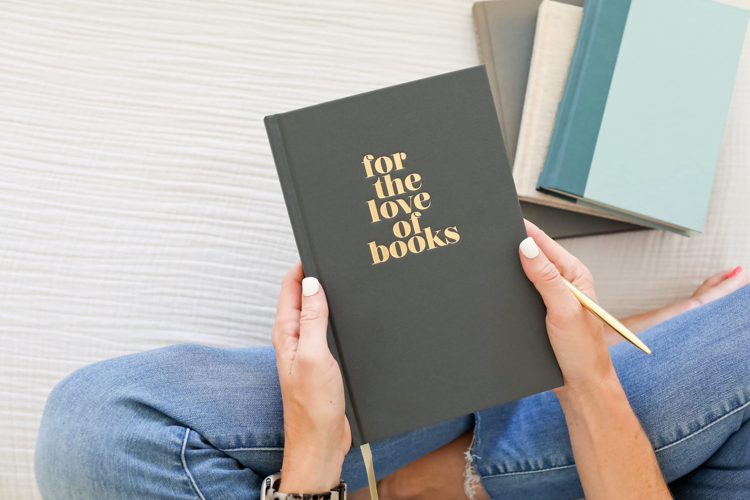 Reading Journal: For the Love of Books, A Book Journal and Planner for Book Lovers to Track, Log and Review,Used