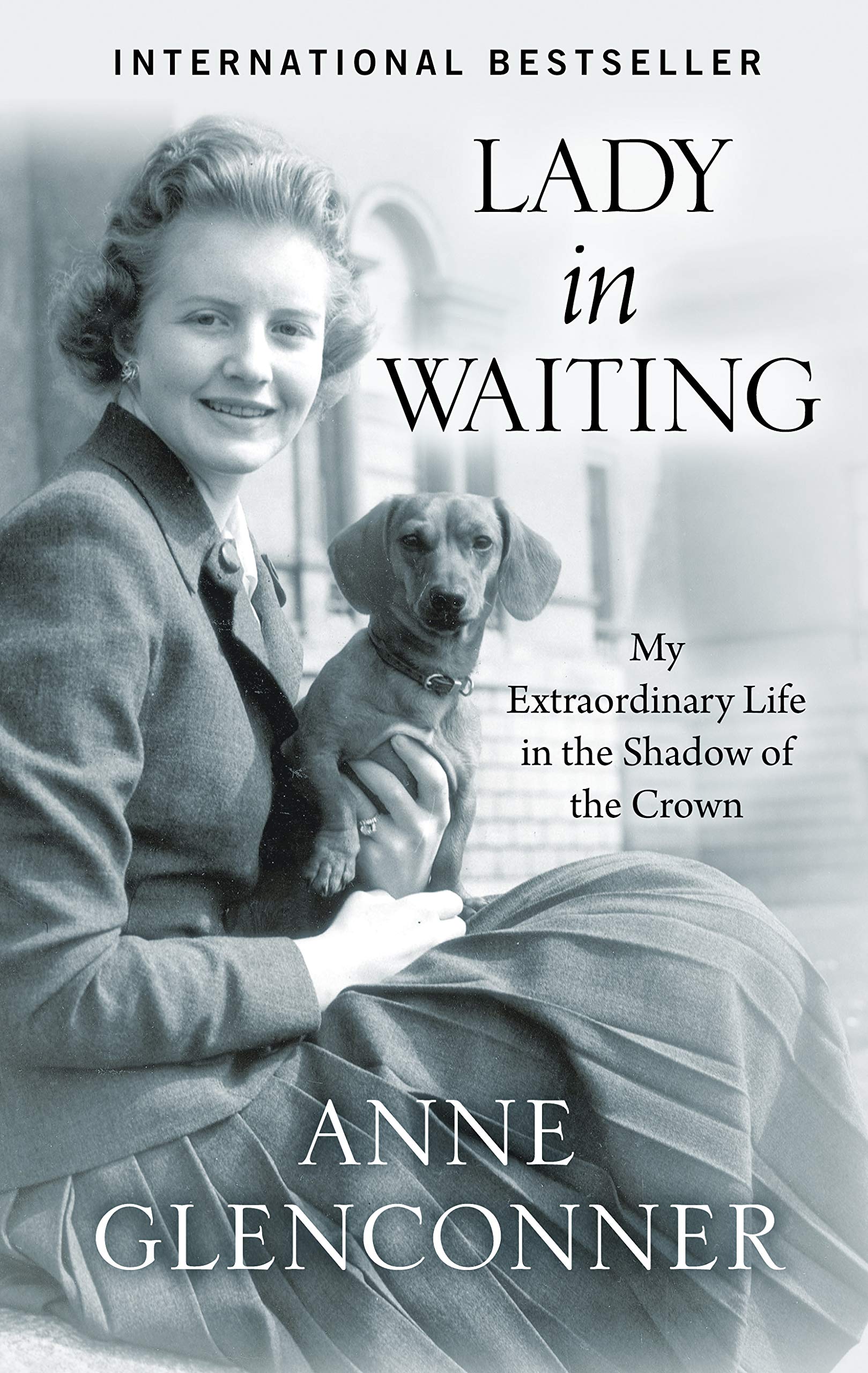 Lady In Waiting: My Extraordinary Life In The Shadow Of The Crown (Thorndike Press Large Print Biographies & Memoirs)