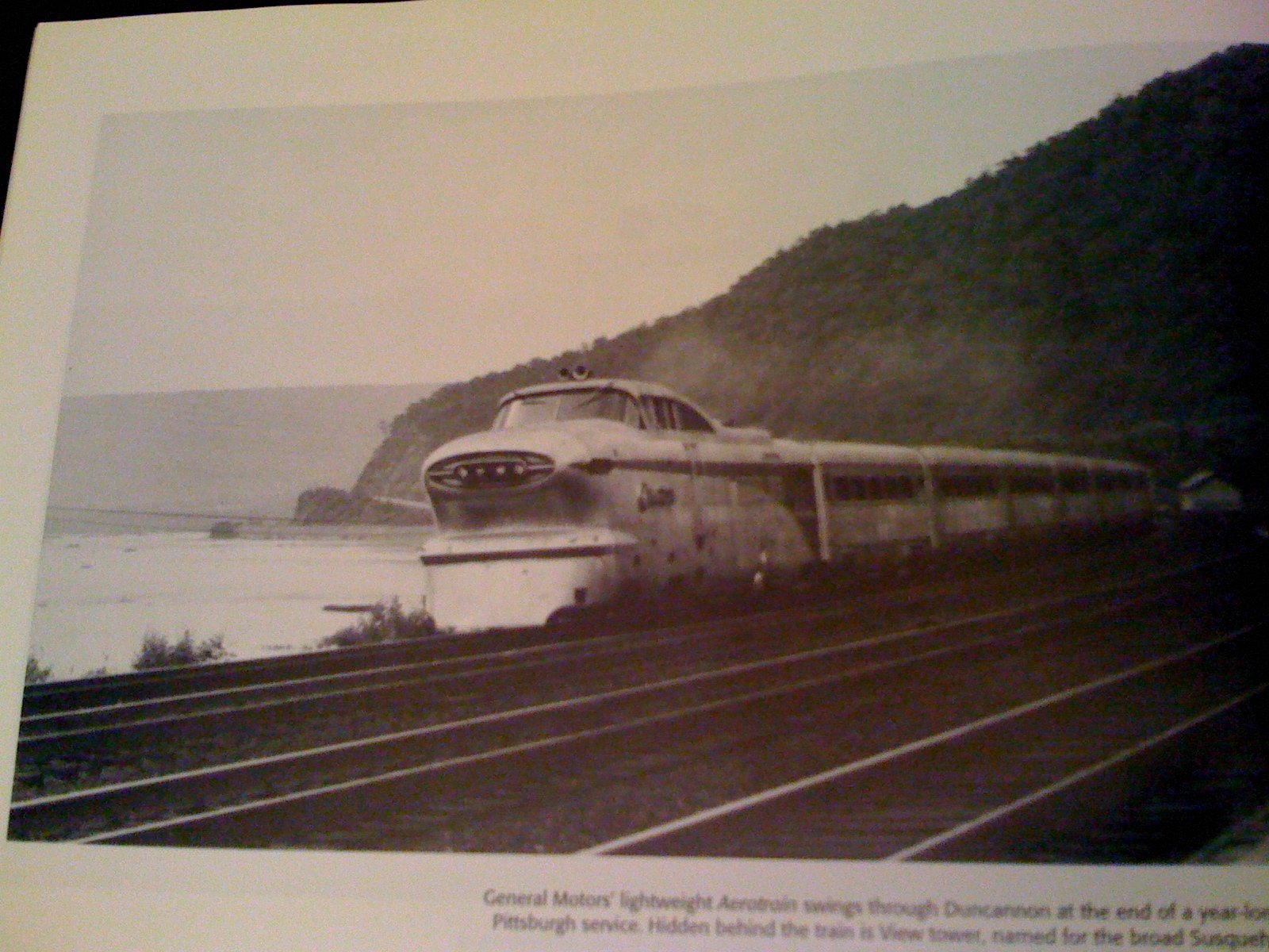 Heart of the Pennsylvania Railroad: The Main Line Philadelphia to Pittsburgh (Golden Years of Railroading),Used