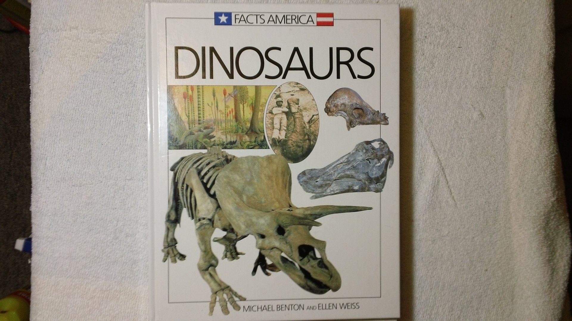Dinosaurs (Facts America Series),Used