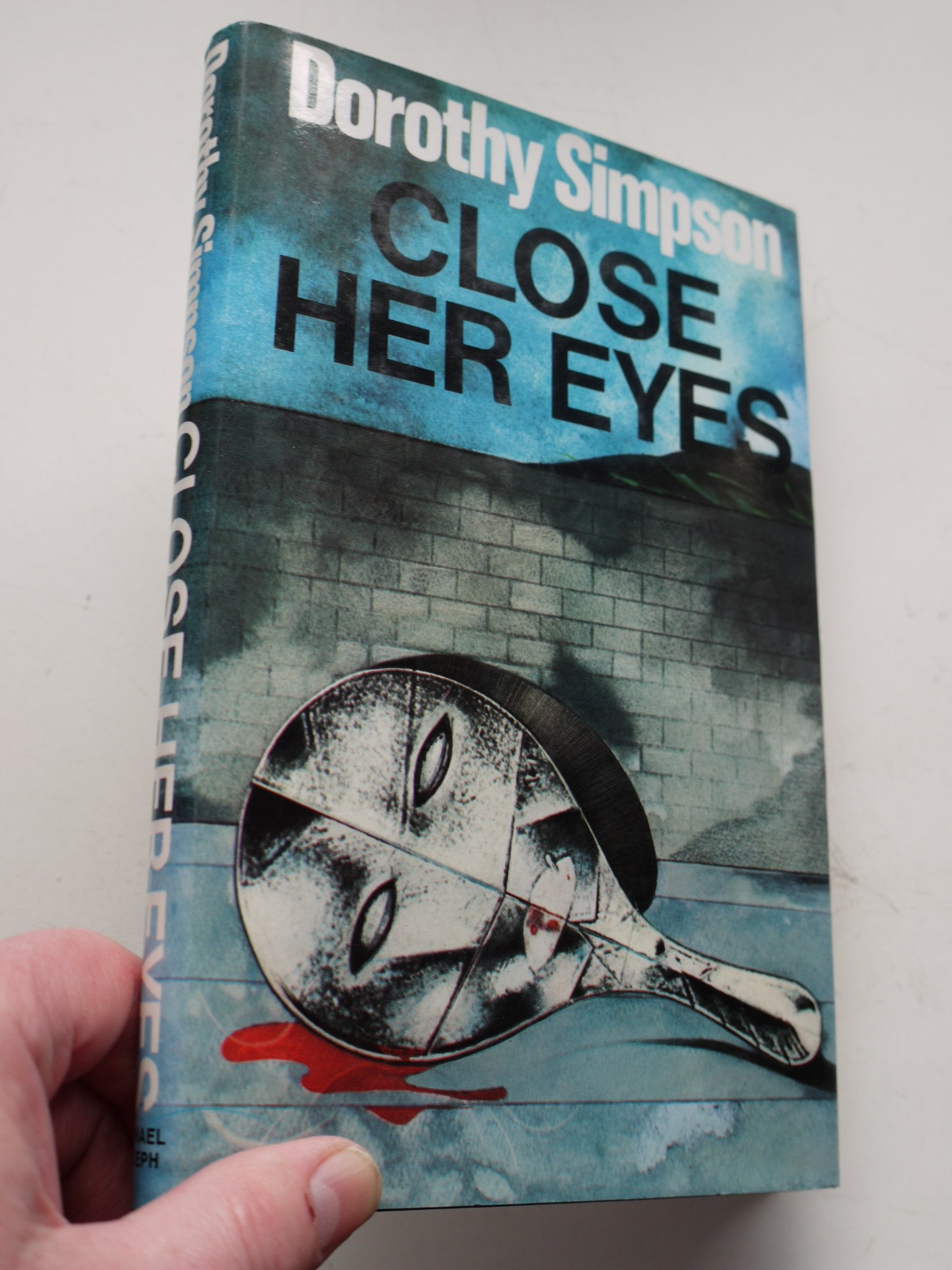 Close Her Eyes: An Inspector Thanet Mystery,Used