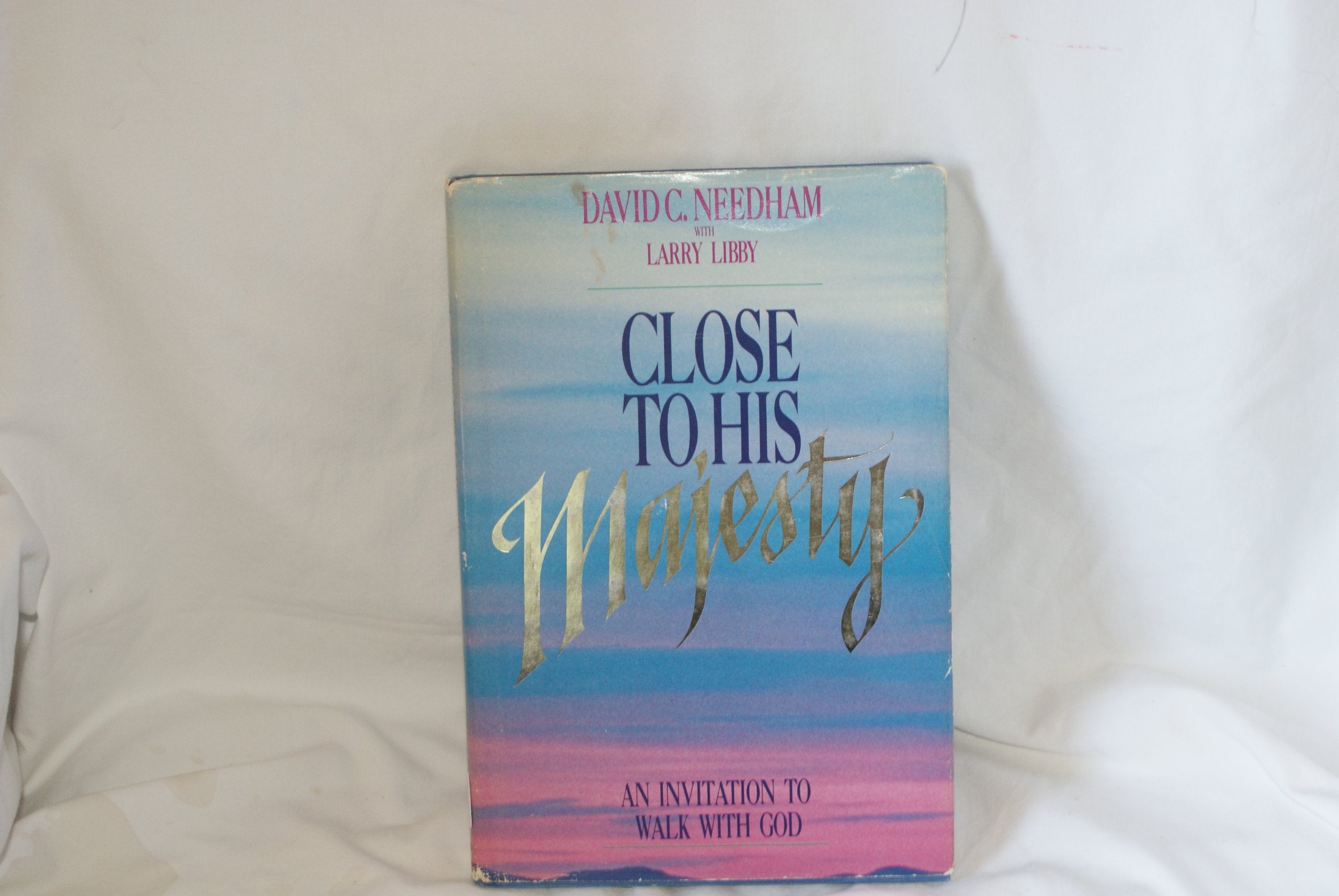 Close To His Majesty: An Invitation To Walk With God,New