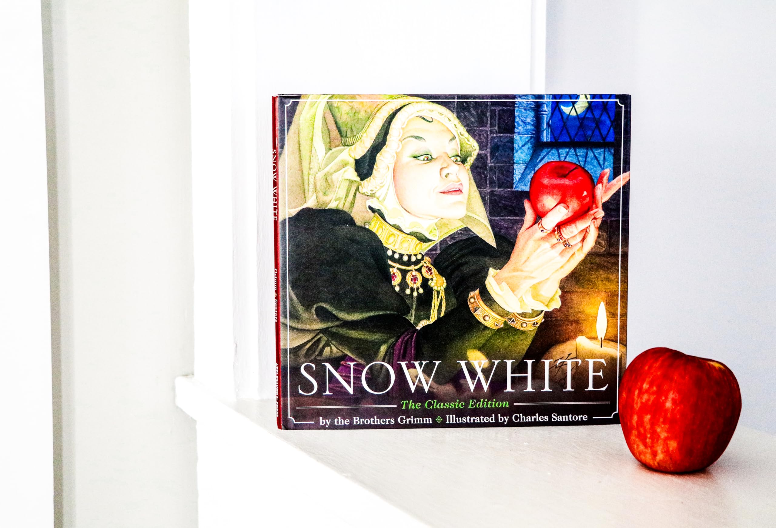Snow White: The Classic Edition (Charles Santore Children's Classics),Used