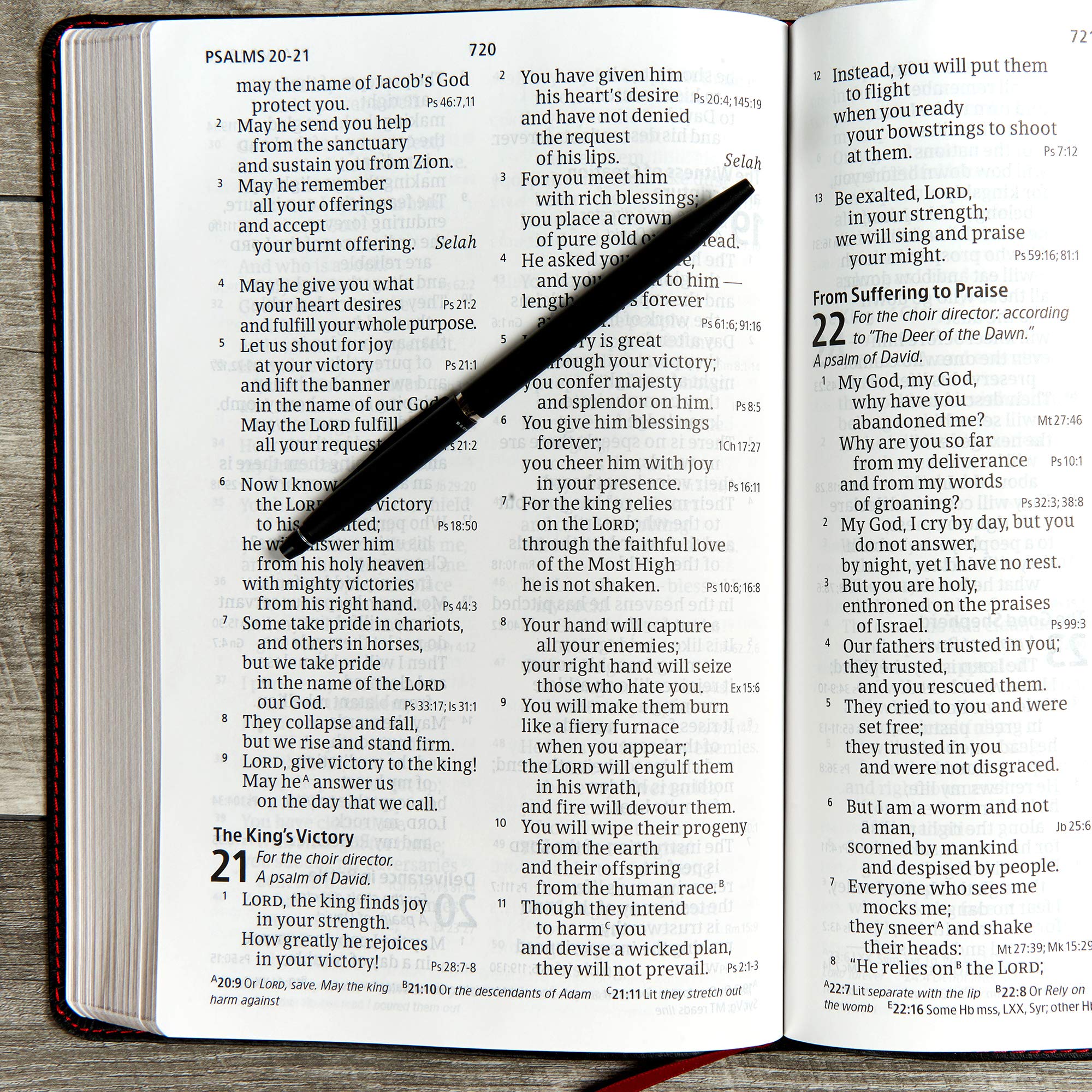 CSB Giant Print Reference Bible, Black LeatherTouch, Red Letter, Presentation Page, CrossReferences, FullColor Maps, EasytoR,Used