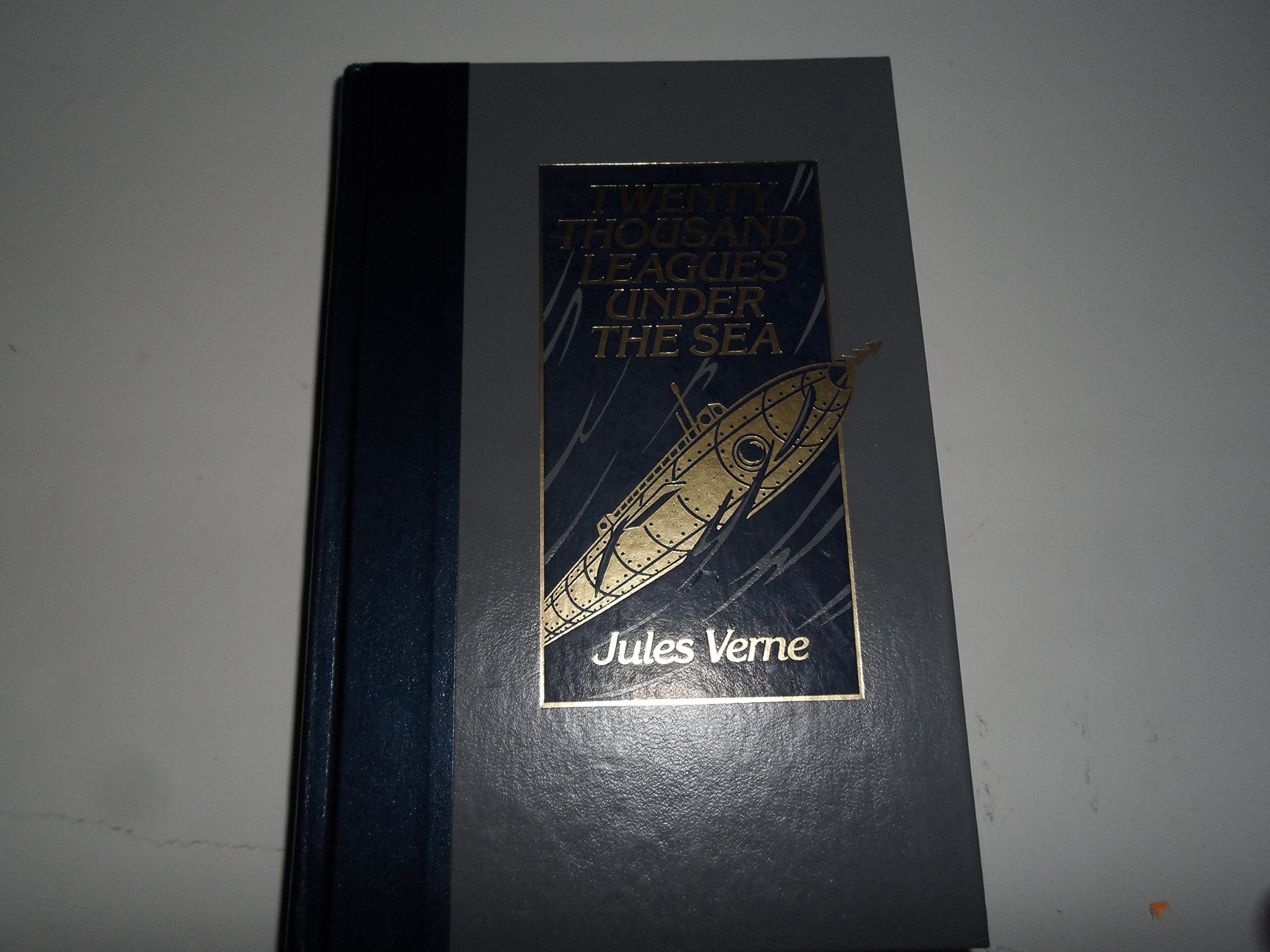 Twenty Thousand Leagues under the Sea (World's Best Reading),Used