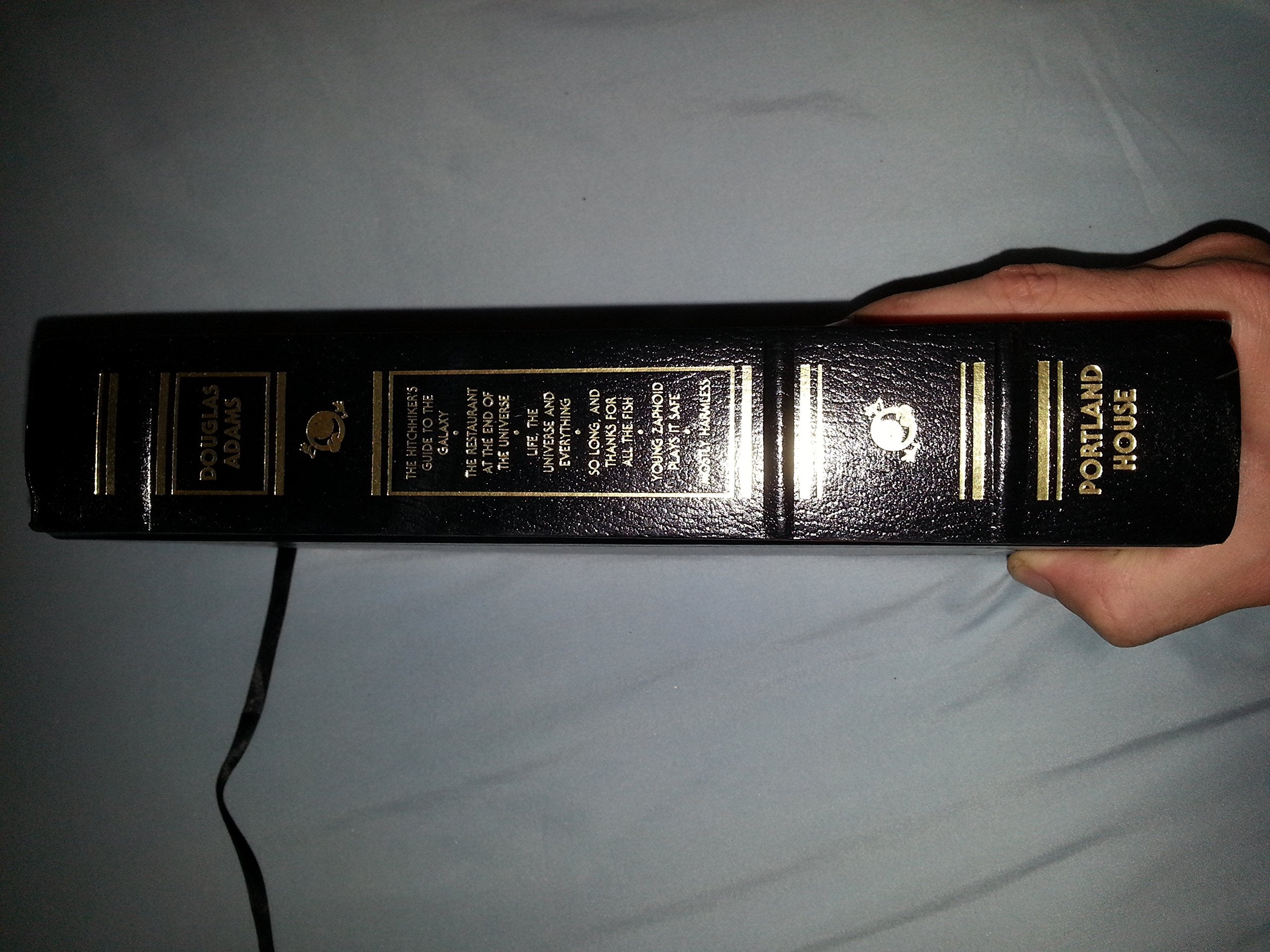 The Ultimate Hitchhiker's Guide: Complete and Unabridged,Used