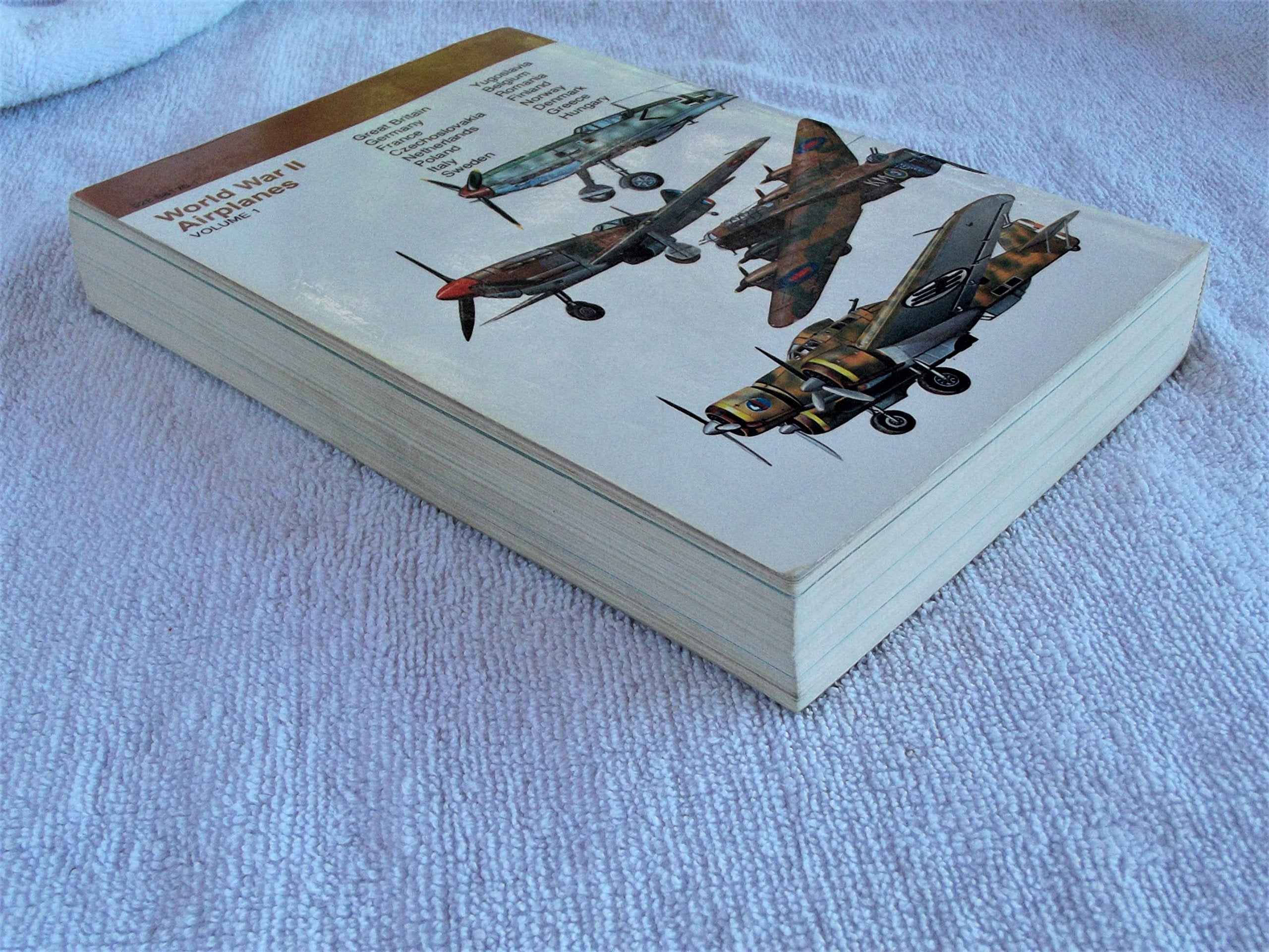 World War Ii Airplanes, Vol. 1 (Rand Mcnally Color Illustrated Guides),New