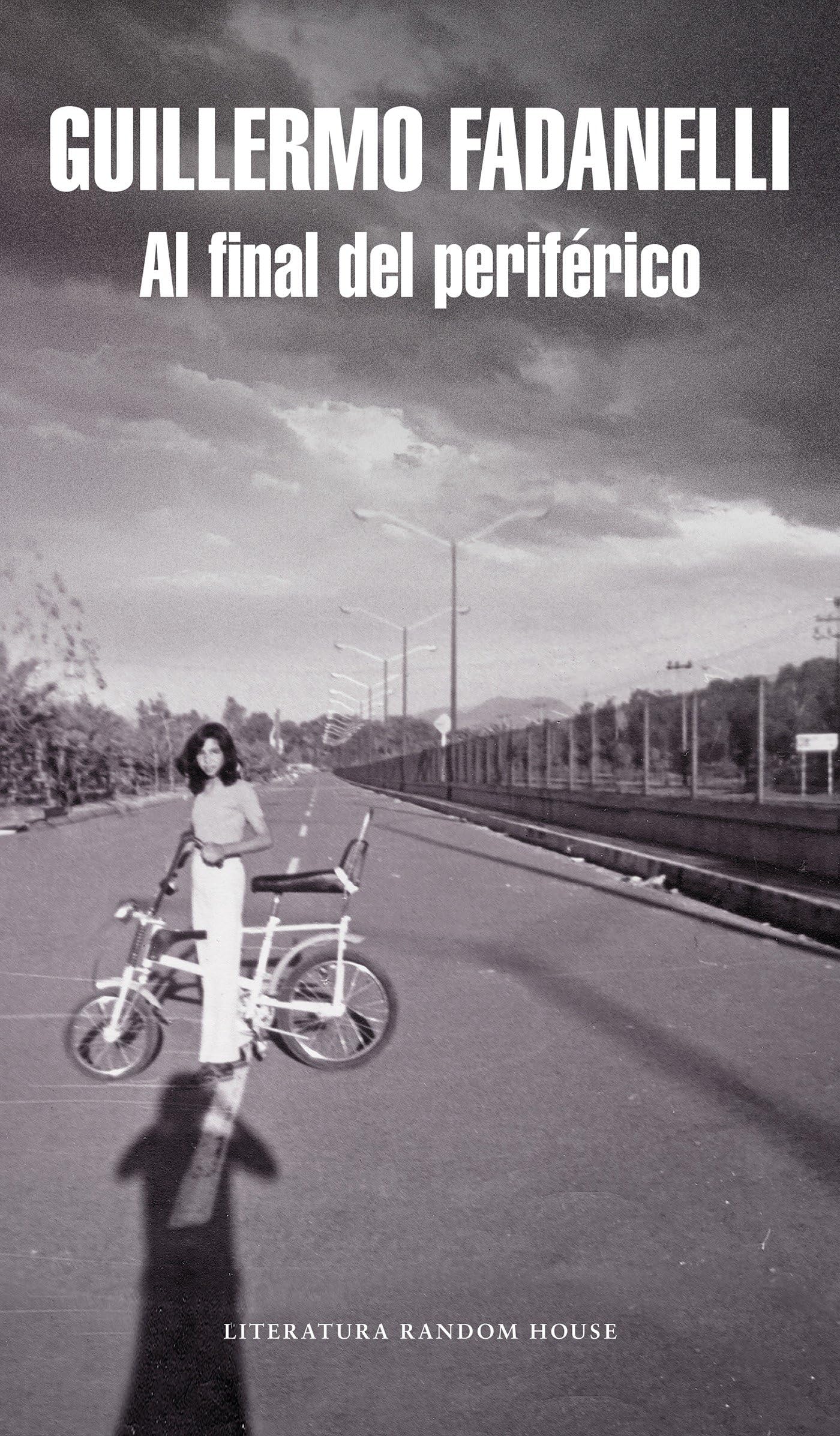 Al final del perifrico / At the End of the Peripheral Road (Spanish Edition),Used