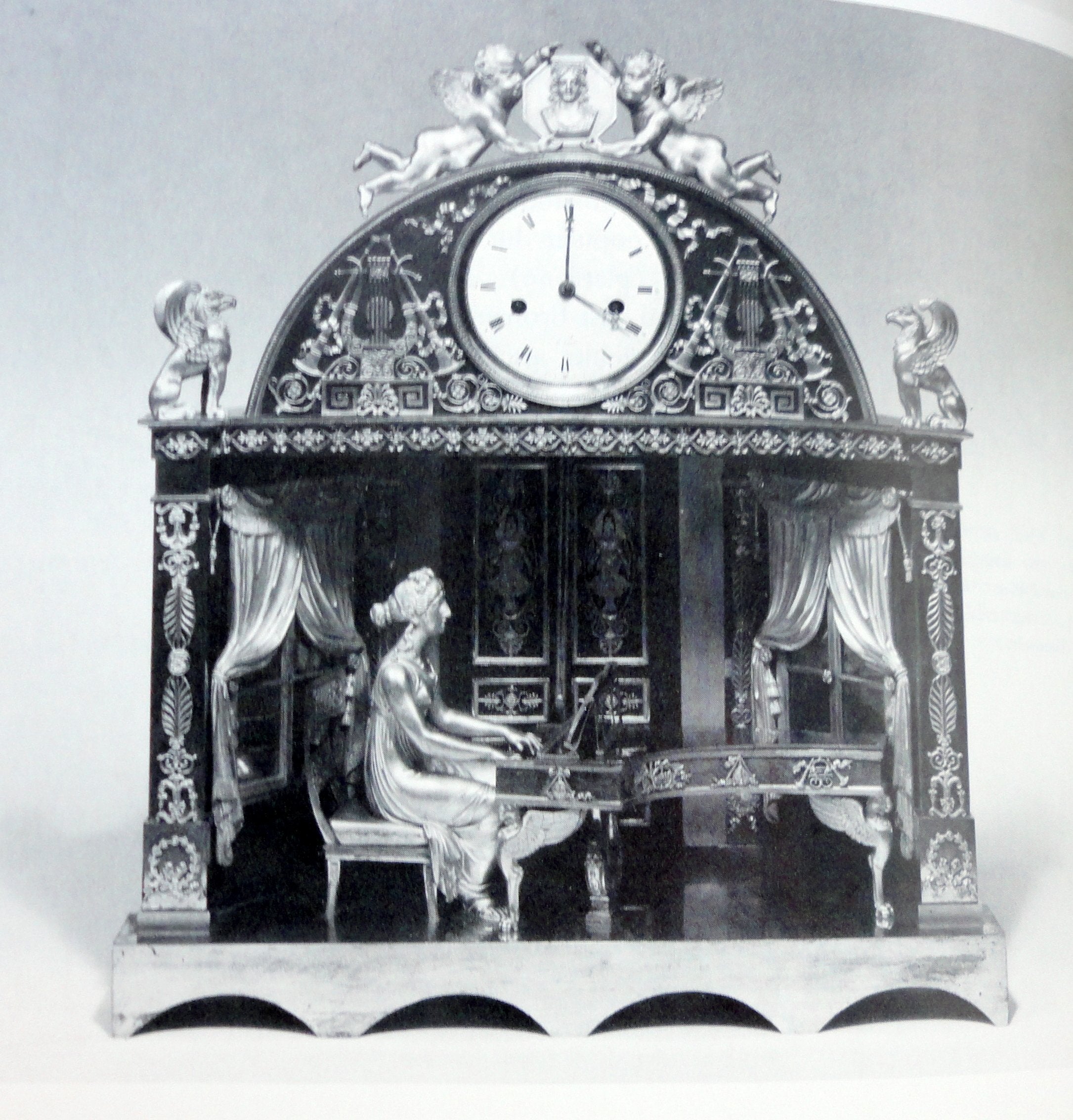 Clocks (The Smithsonian Illustrated Library of Antiques),Used