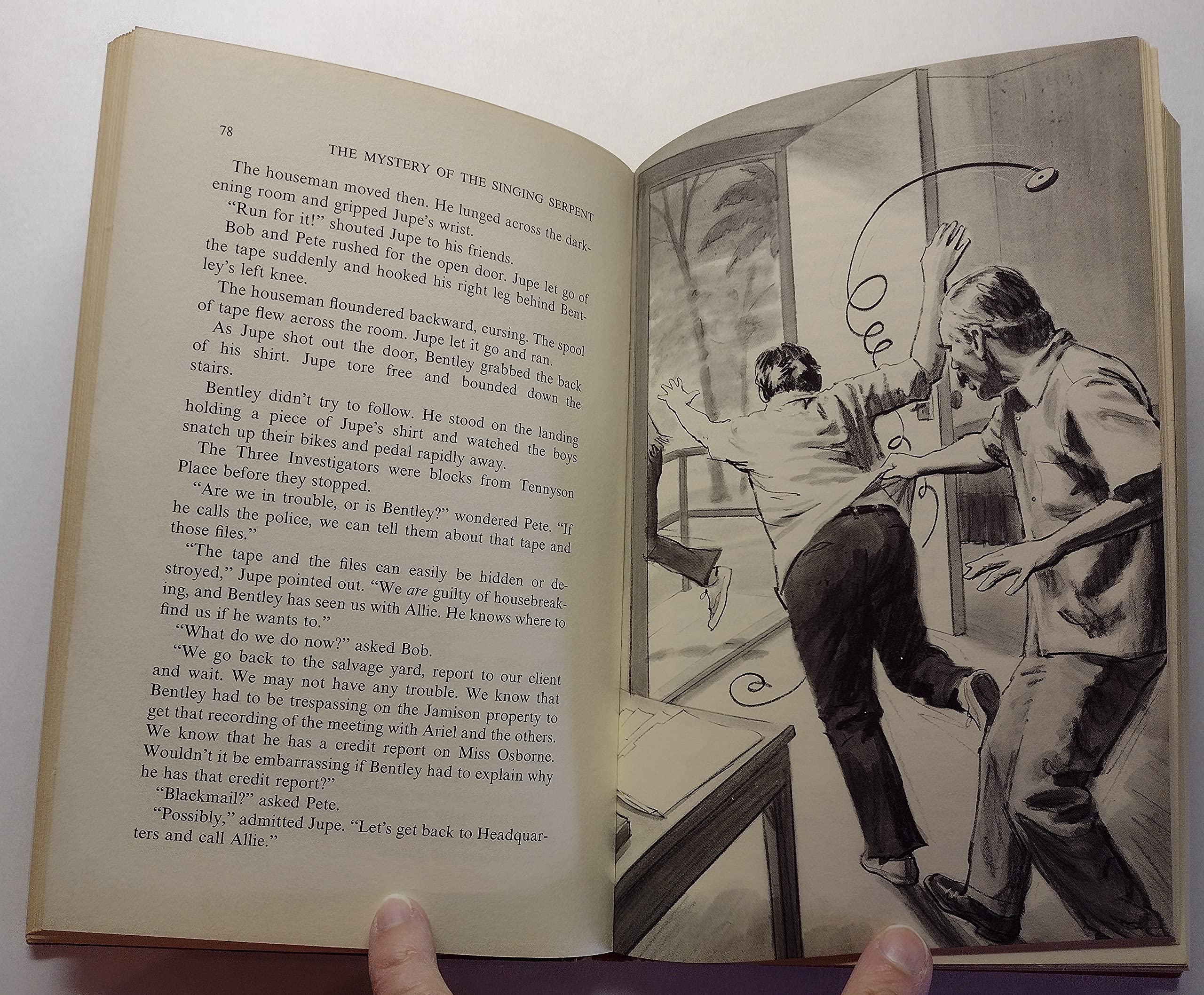 The Mystery Of The Singing Serpent (Alfred Hitchcock And The Three Investigators, Bk 17),Used