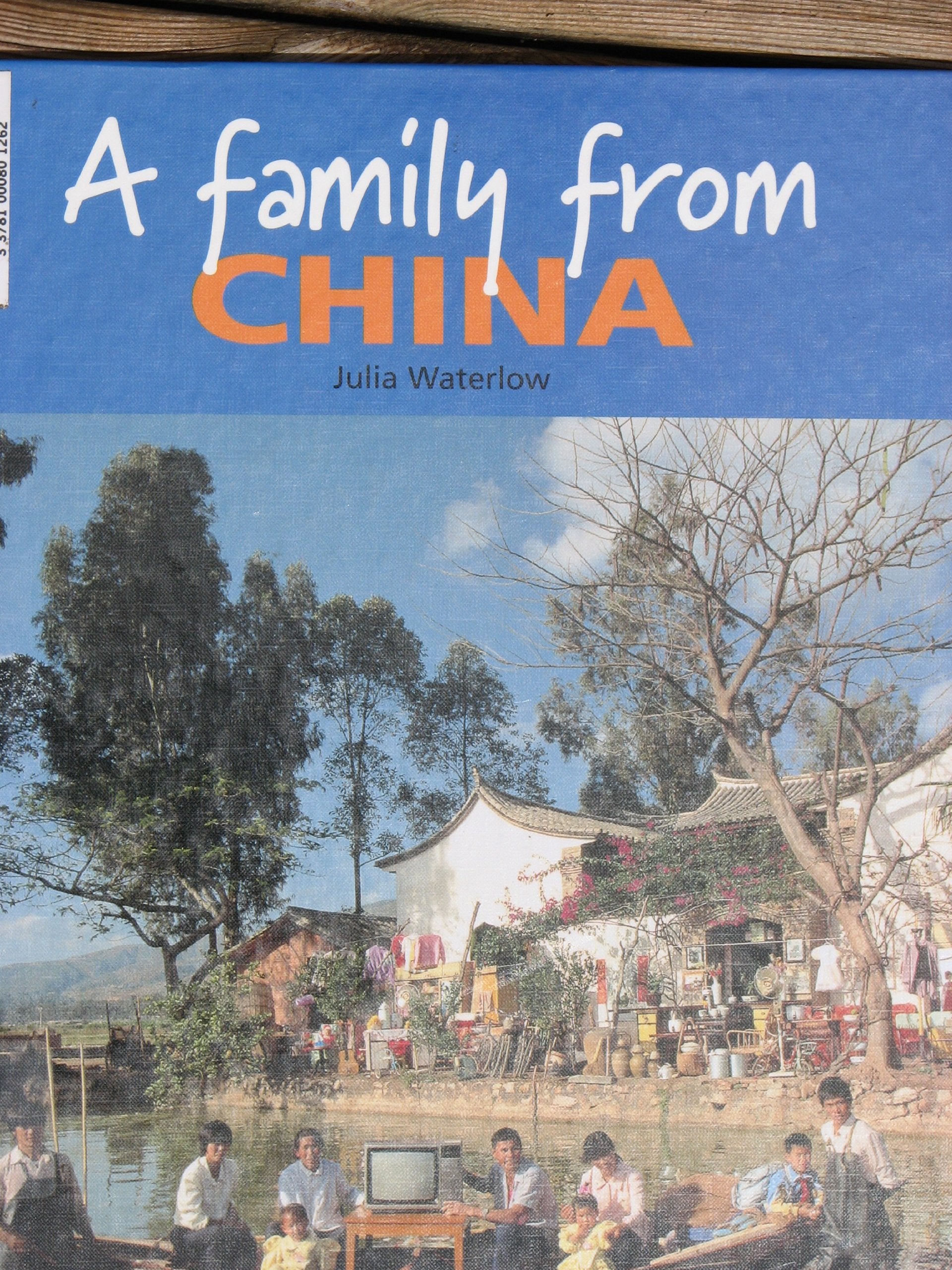 A Family from China (Families Around the World),Used