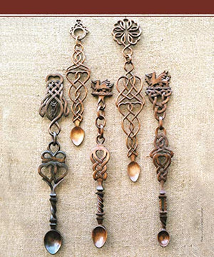 History of Lovespoons: The Art and Traditions of a Romantic Craft (Fox Chapel Publishing) Comprehensive Guide to History, Artifa,Used