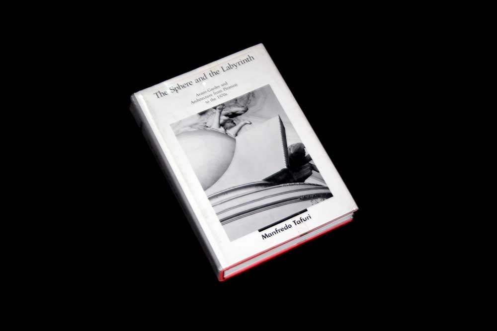 The Sphere and the Labyrinth: AvantGardes and Architecture from Piranesi to the 1970's (English and Italian Edition),New