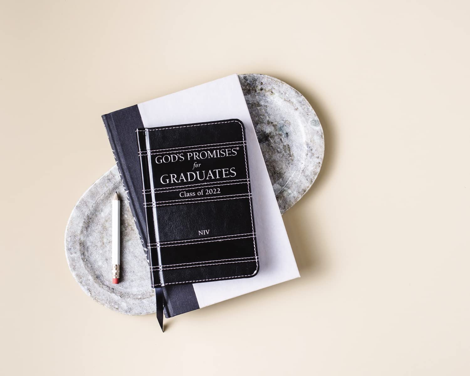 God's Promises for Graduates: Class of 2022  Black NIV: New International Version,Used