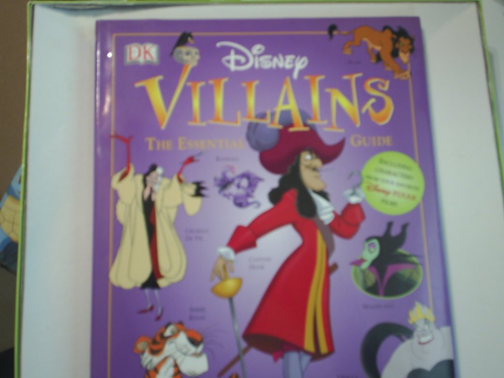 Disney Villains: The Essential Guide (DK Essential Guides),Used
