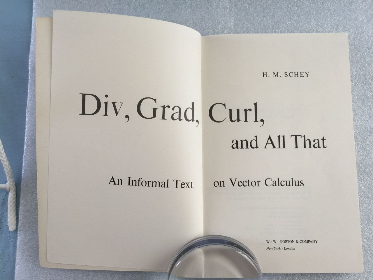 Div, Grad, Curl and All That  An Informal Text on Vector Calculus,New