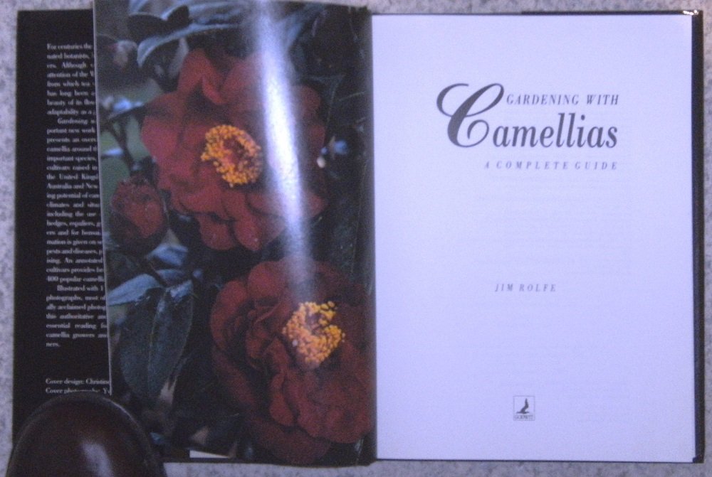 Gardening with camellias: A New Zealand guide,Used
