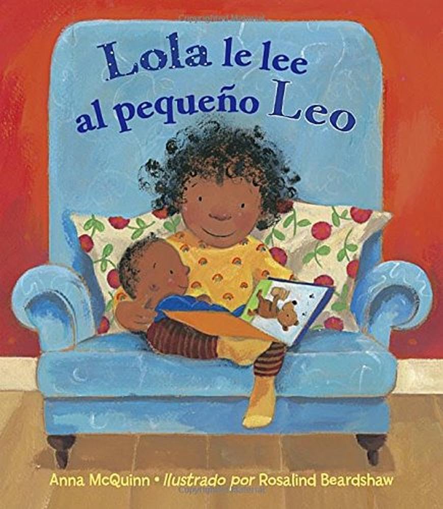 Lola le lee al pequeno Leo