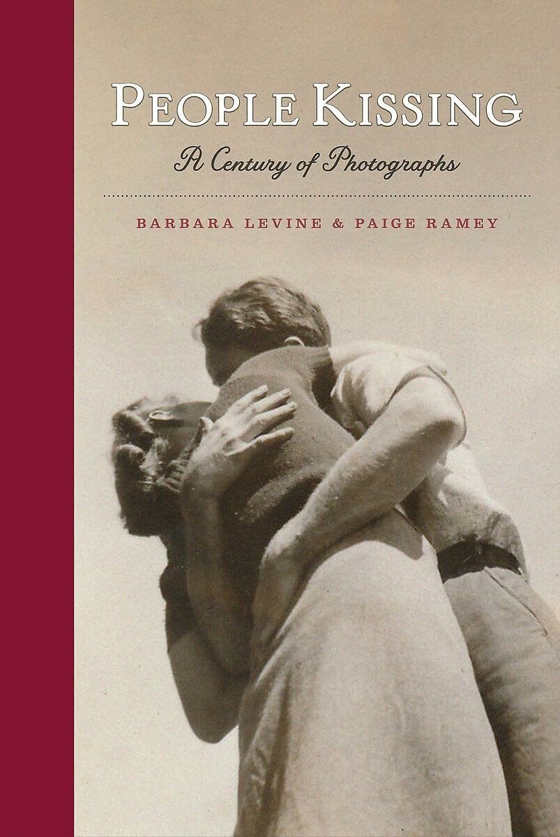 People Kissing: A Century Of Photographs (Vintage Snapshots And Postcards, A Great Gift For Engagements, Wedding Showers, And An