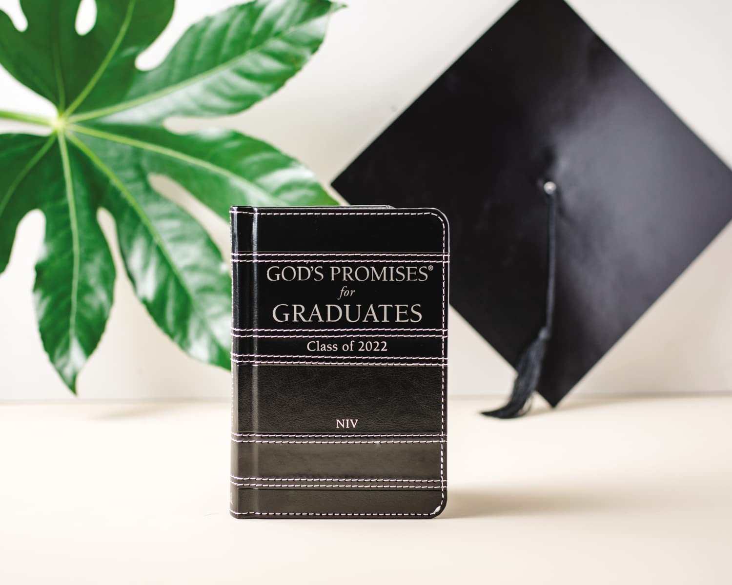 God's Promises for Graduates: Class of 2022  Black NIV: New International Version,Used