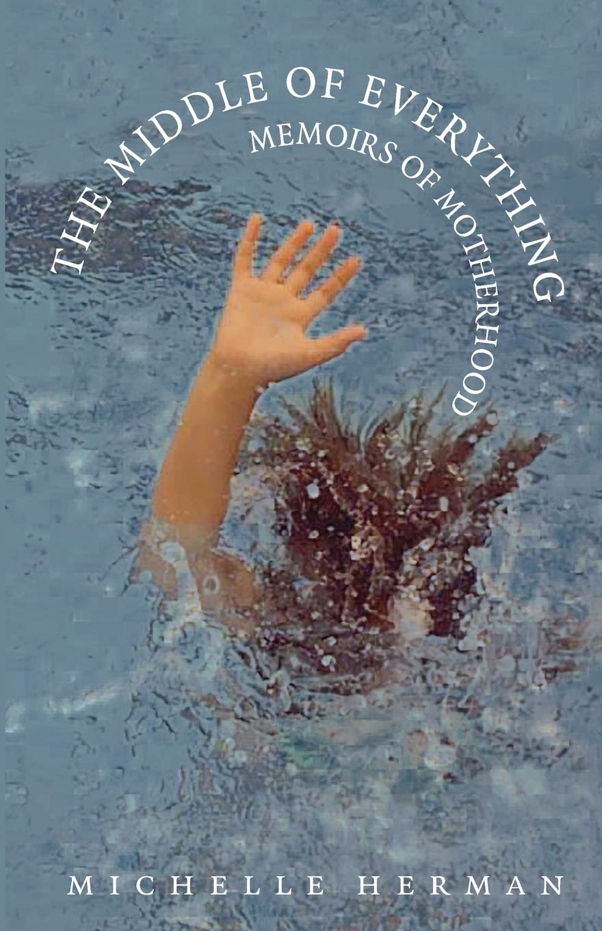 The Middle of Everything: Memoirs of Motherhood,Used