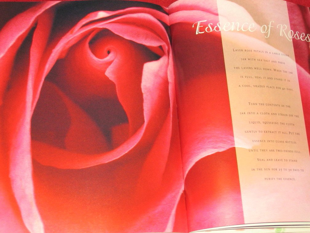 Victoria: At Home With Roses (Patterns, Petals And Prints To Adorn Every Room),Used