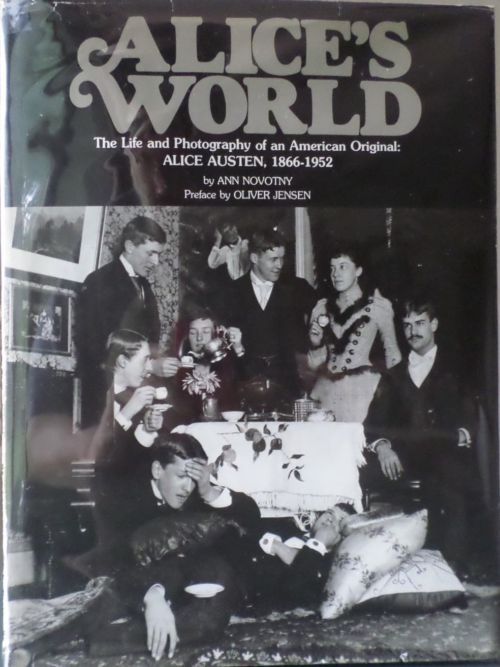 Devin-Adair Pub Alice's World: Life & Photography of Alice Austen, 1866-1952