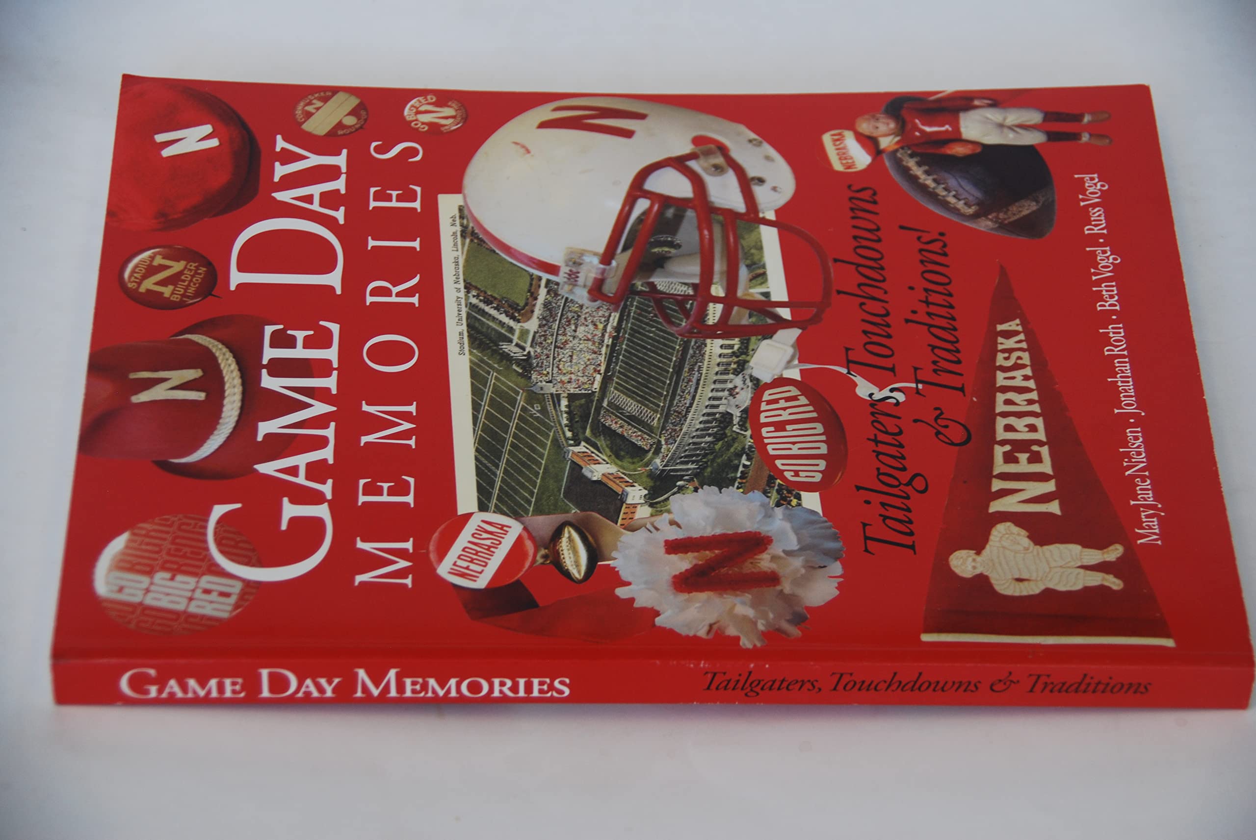 Game Day Memories; Tailgaters, Touchdowns & Traditions,Used