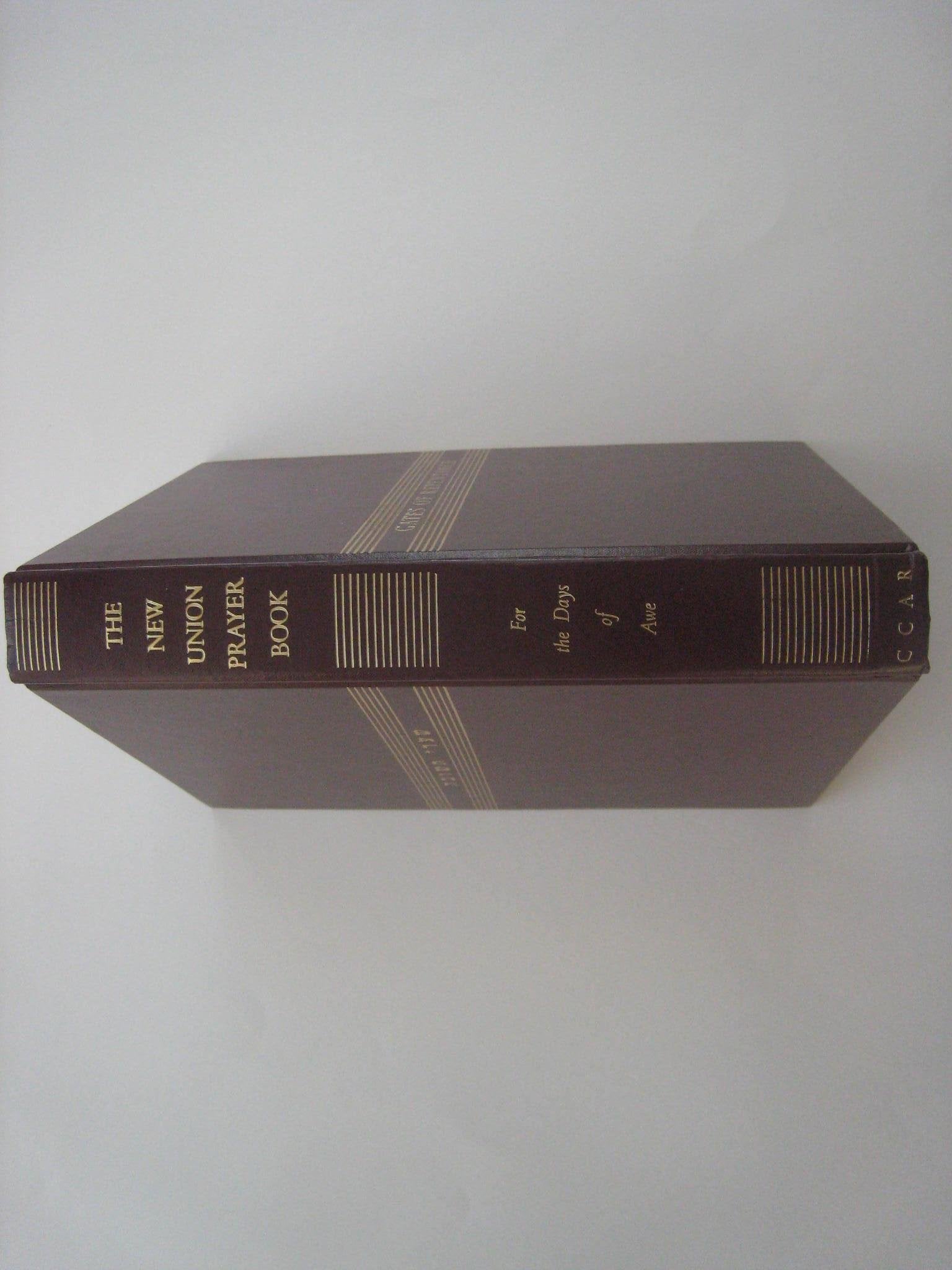 Shaarei Teshuva / Gates of Repentance: The New Union Prayerbook for the Days of Awe (English and Hebrew Edition),Used