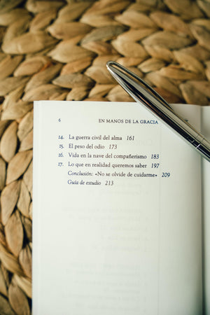 En manos de la gracia  Serie Favoritos (Spanish Edition),Used