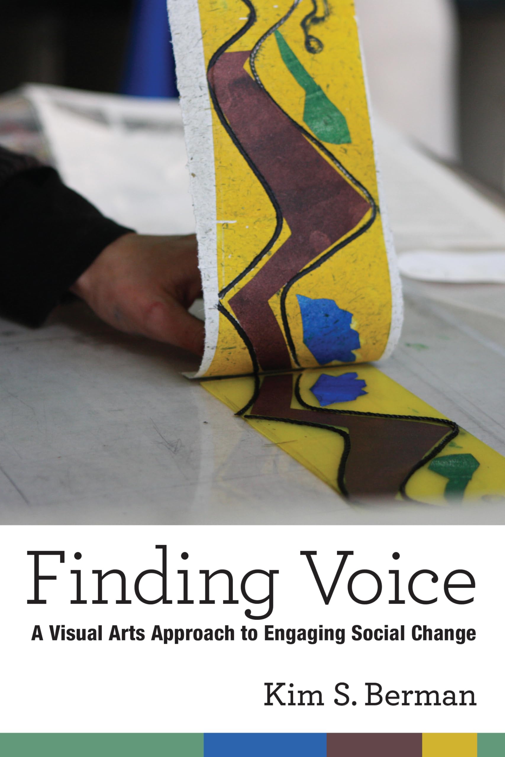 Finding Voice: A Visual Arts Approach to Engaging Social Change (The New Public Scholarship),Used