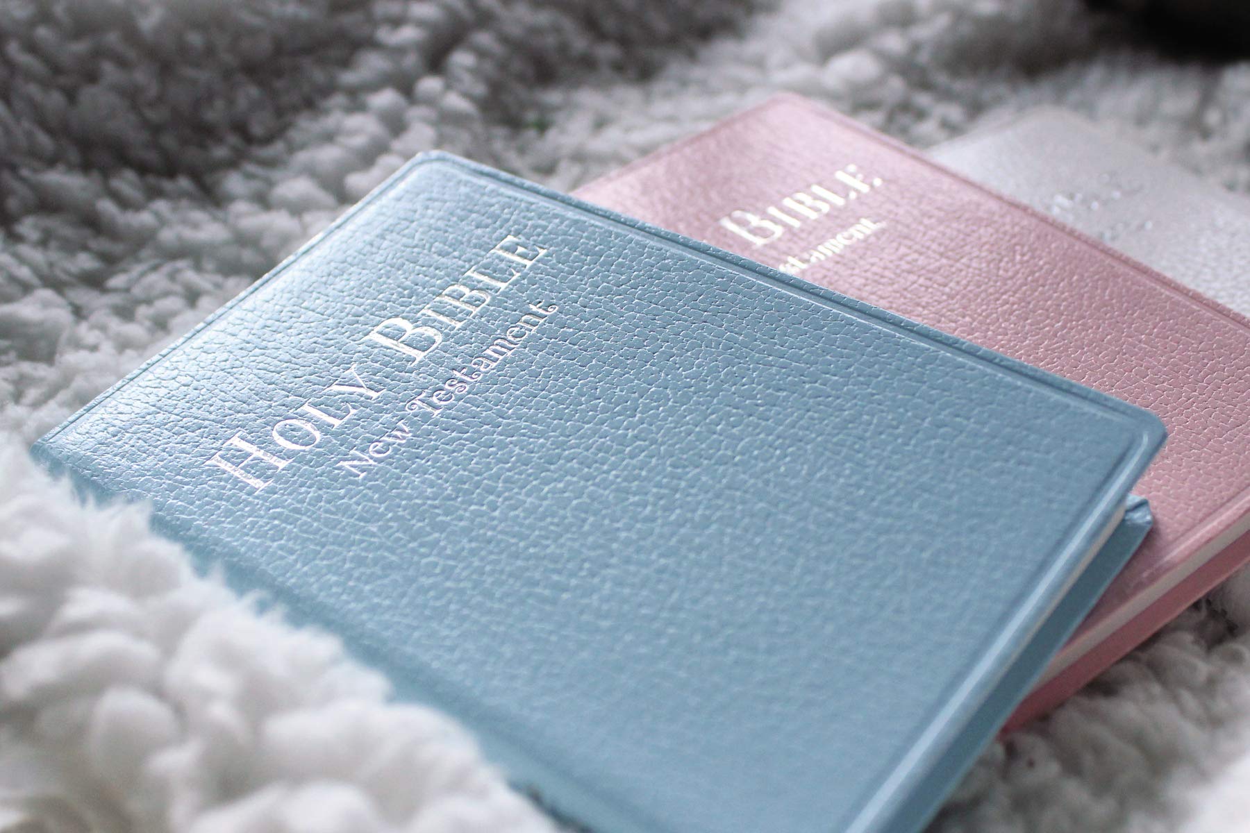 NIV, Tiny Testament Bible: New Testament, Leathersoft, White,Used