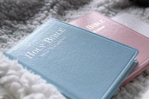 NIV, Tiny Testament Bible: New Testament, Leathersoft, White,Used