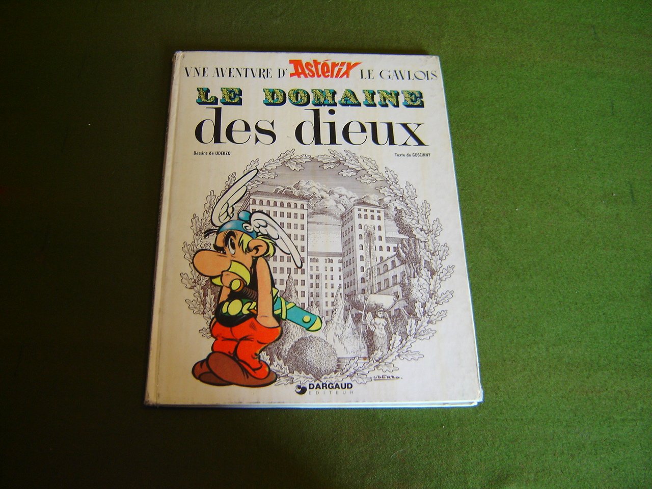 Le Domaine des dieux (Une Aventure D'Asterix) (French Edition),Used