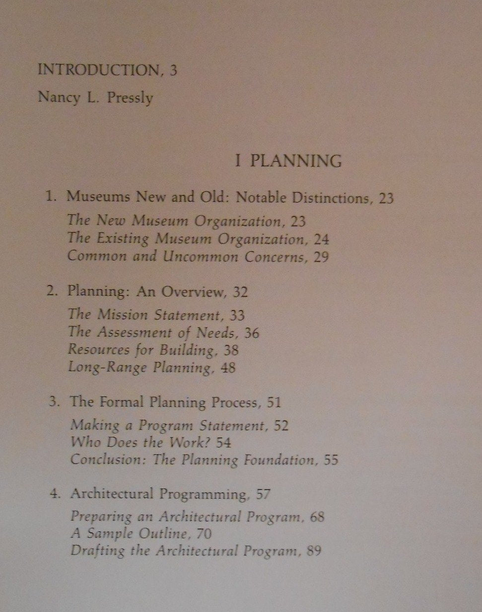 Museum Design: Planning and Building for Art,Used